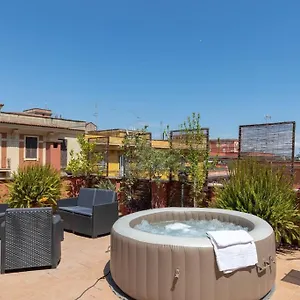 Apartment Penthouse With Jacuzzi On Private Terrace In Trastevere, Rome